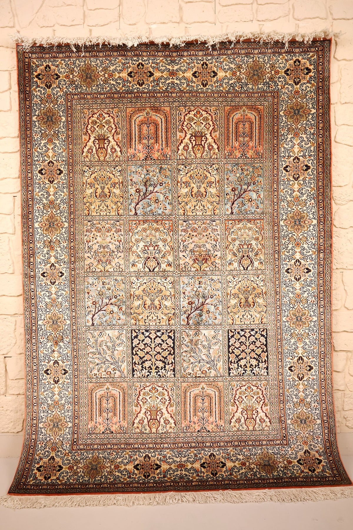 Tapis Cachemire beige en soie 180 × 127 cm, vue d'ensemble du champ à compartiments