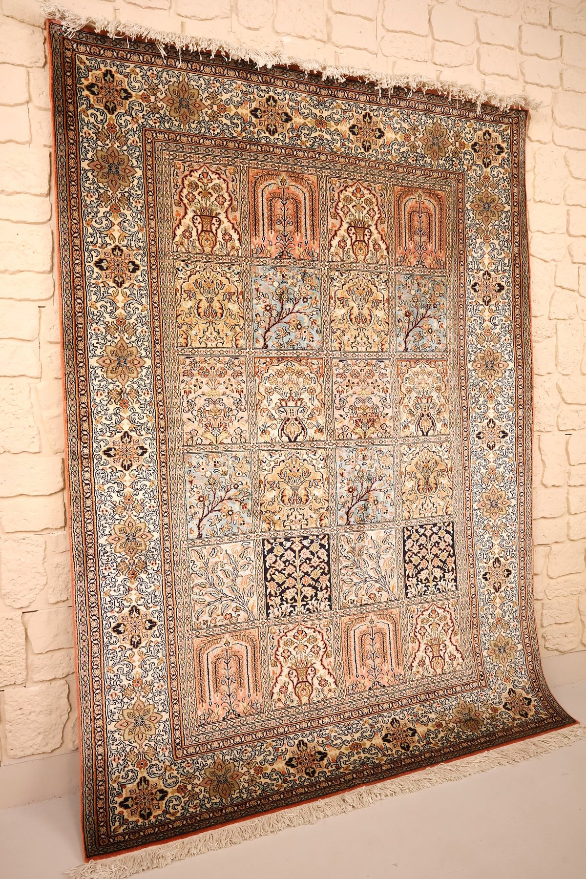 Tapis Cachemire en soie nouée main, vue de biais montrant les compartiments fleuris