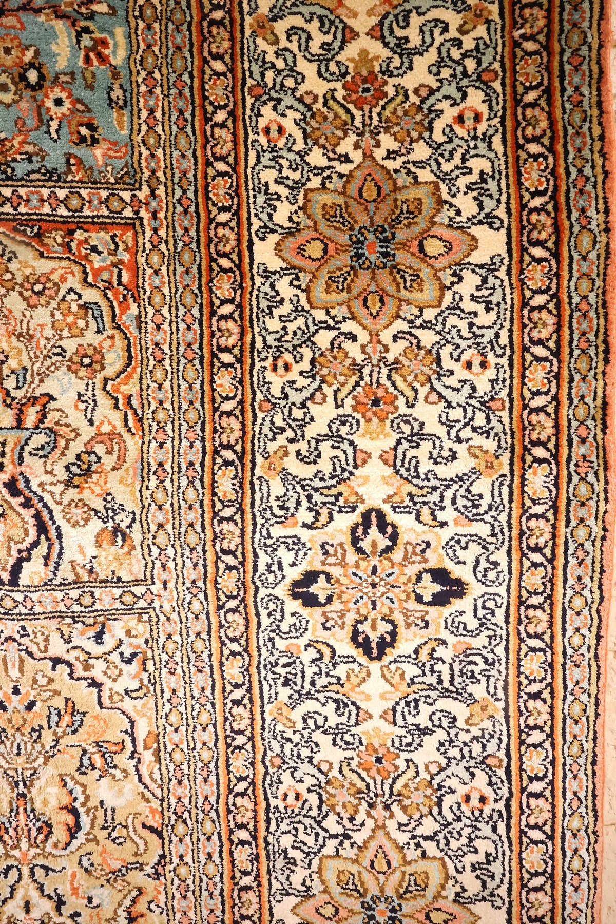 Bordure ivoire à palmettes et rinceaux du tapis Cachemire beige et bleu