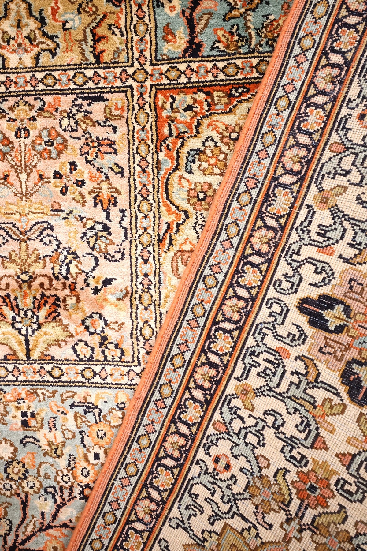Contre-bordures orange et bleu foncé du tapis Cachemire, soie nouée à la main