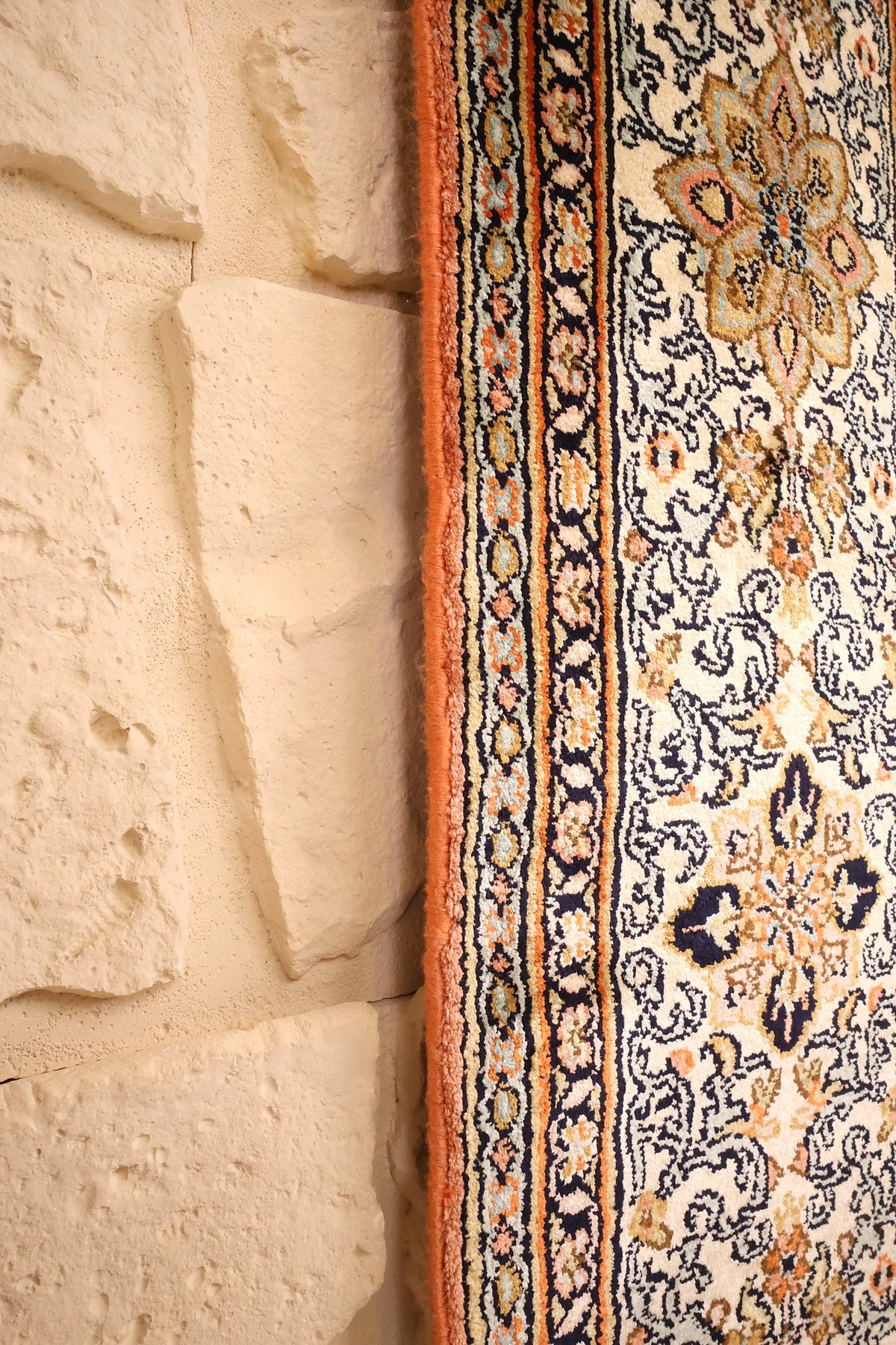 Lisière orange du tapis Cachemire beige, bordure ivoire à fleurons bleu nuit