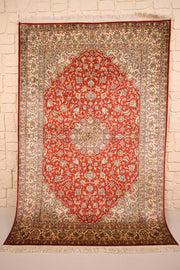 Tapis Cachemire rouge en soie 181 × 126 cm, vue d'ensemble avec médaillon ivoire et franges