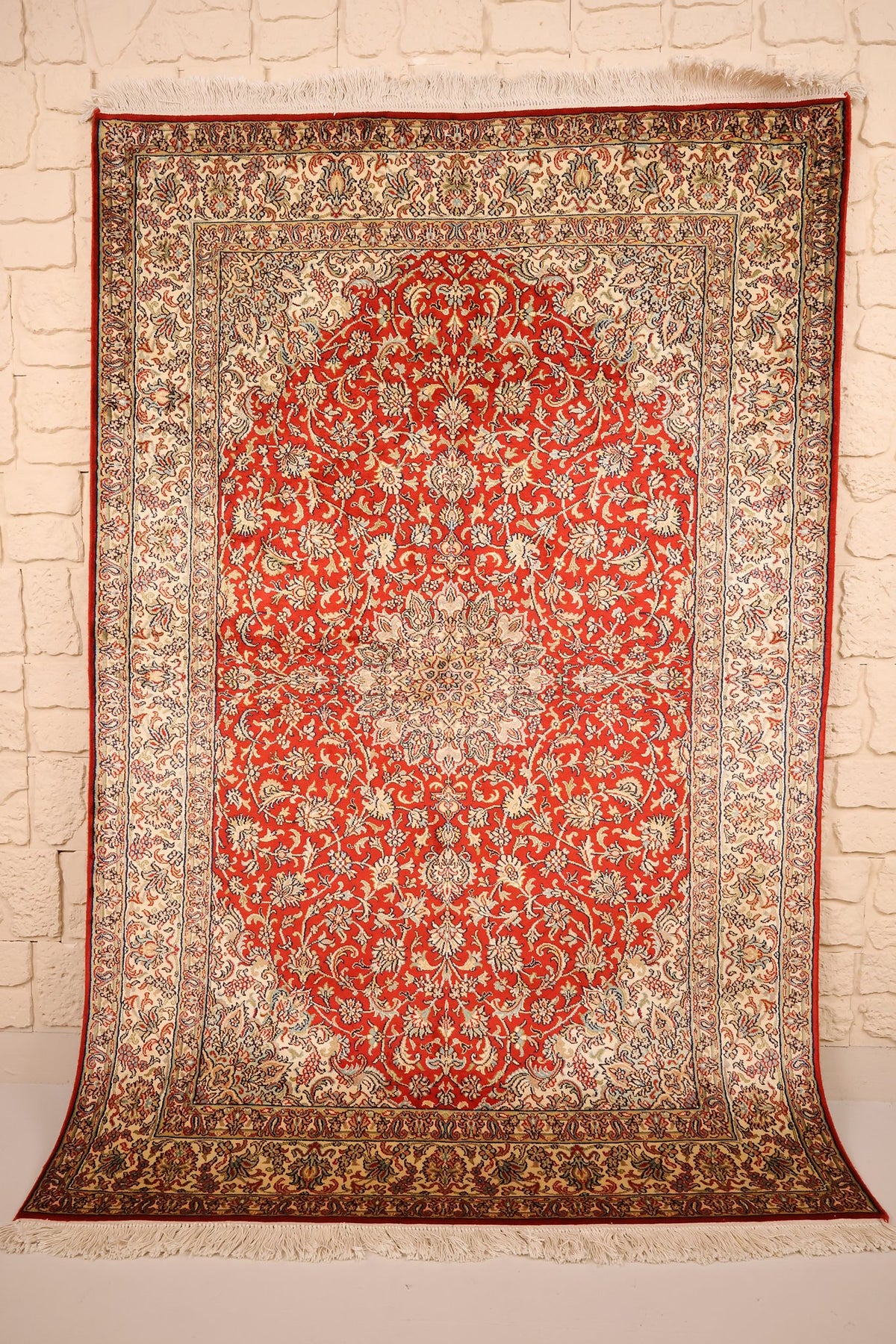 Tapis Cachemire rouge en soie 181 × 126 cm, vue d'ensemble avec médaillon ivoire et franges
