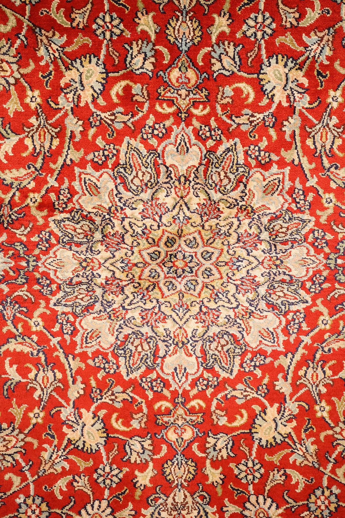 Détail du médaillon en étoile ivoire et des rinceaux fleuris du Cachemire rouge