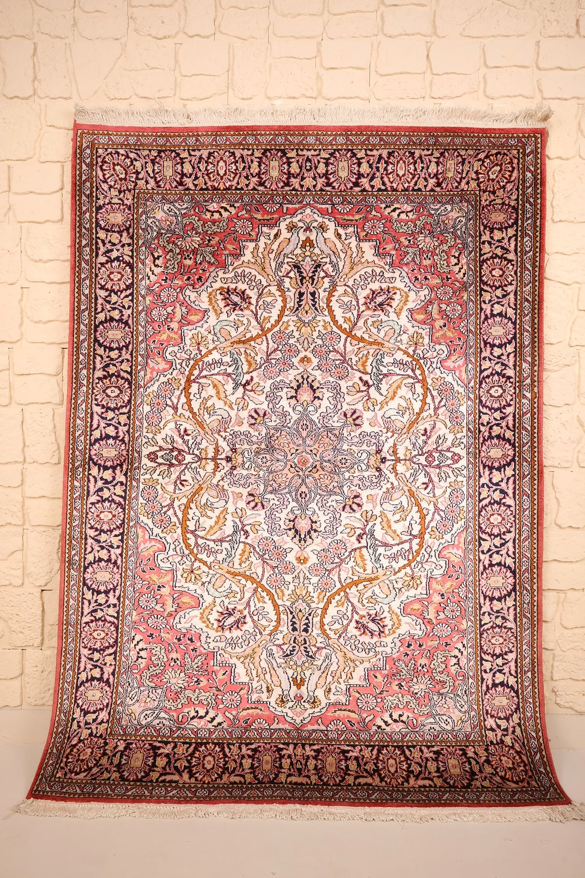 Tapis Cachemire rose 181 × 129 cm en soie, vue d'ensemble du médaillon central et des franges