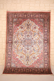 Tapis Cachemire rose 181 × 129 cm en soie, vue d'ensemble du médaillon central et des franges