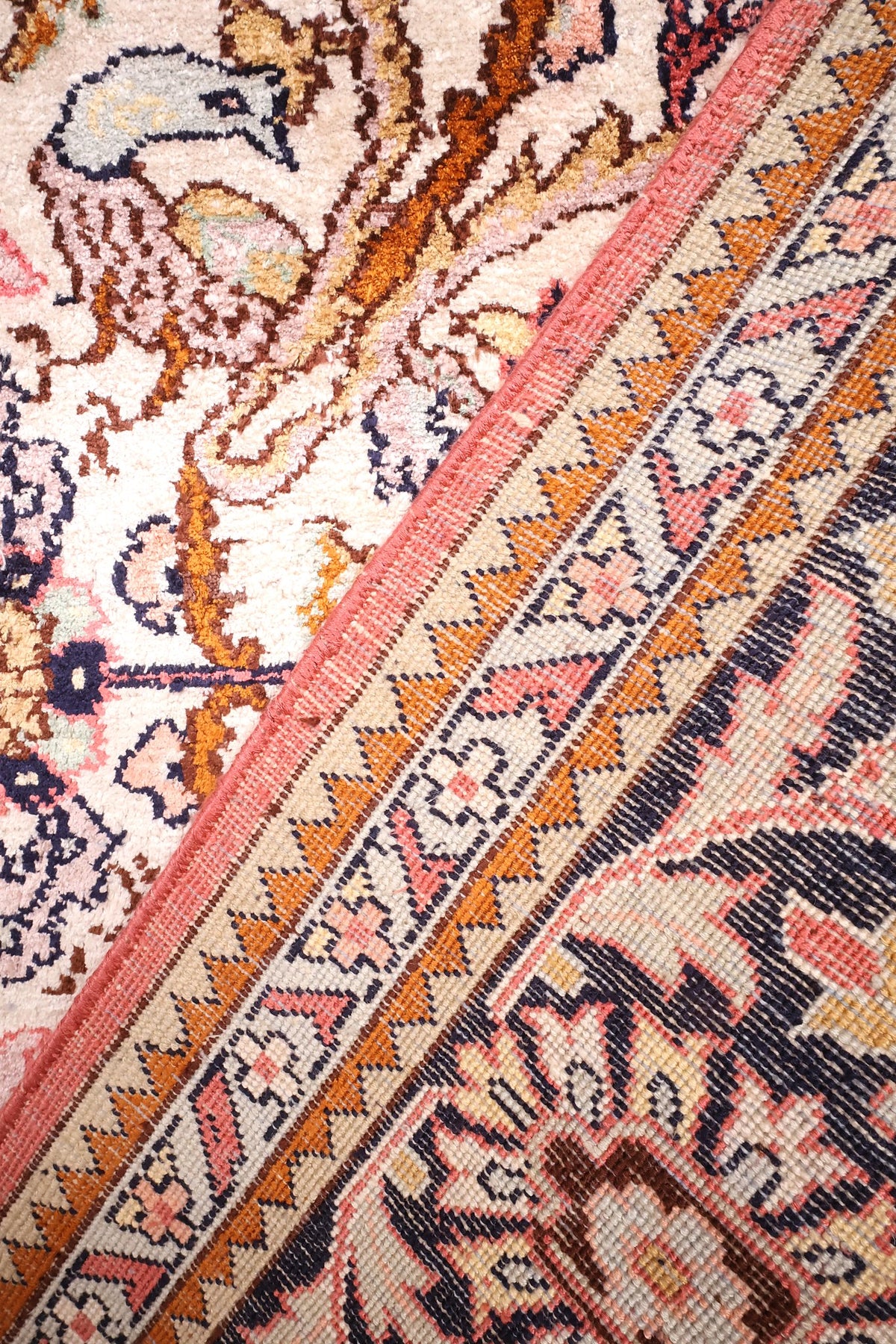 Envers du tapis Cachemire en soie, nœuds serrés visibles le long de la contre-bordure
