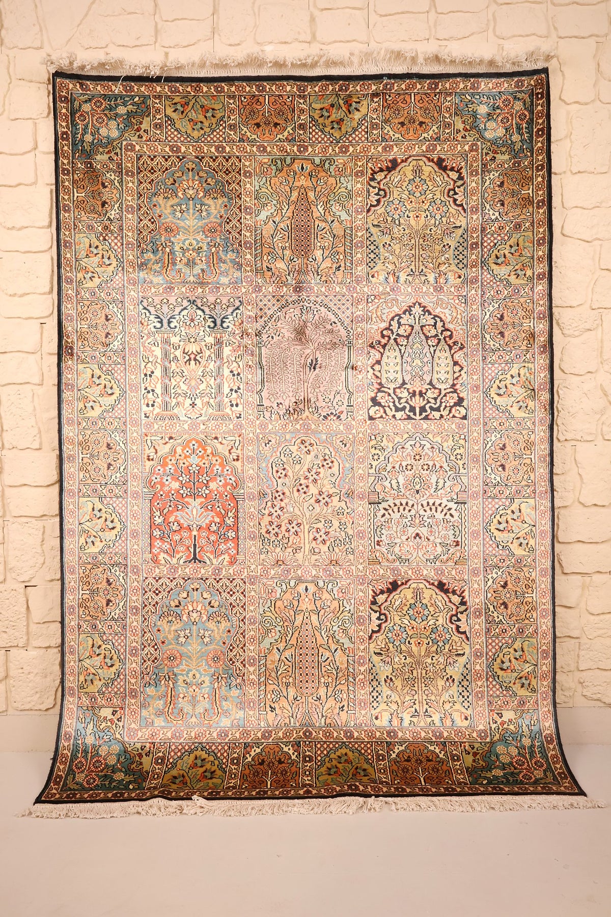 Tapis Cachemire beige en soie 182 × 123 cm, décor à compartiments, vue d'ensemble