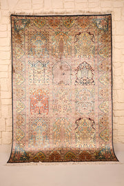 Tapis Cachemire beige en soie 182 × 123 cm, décor à compartiments, vue d'ensemble