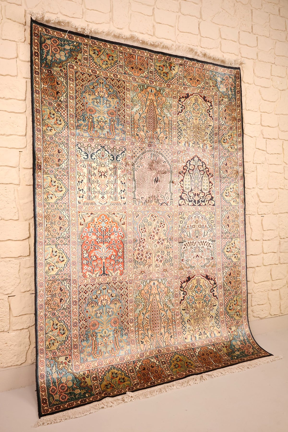 Tapis Cachemire en soie beige et orange, vue de biais avec franges ivoire