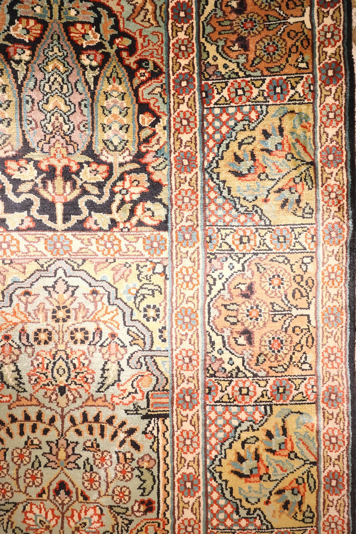 Bordure à cartouches floraux et compartiments bleus du tapis Cachemire