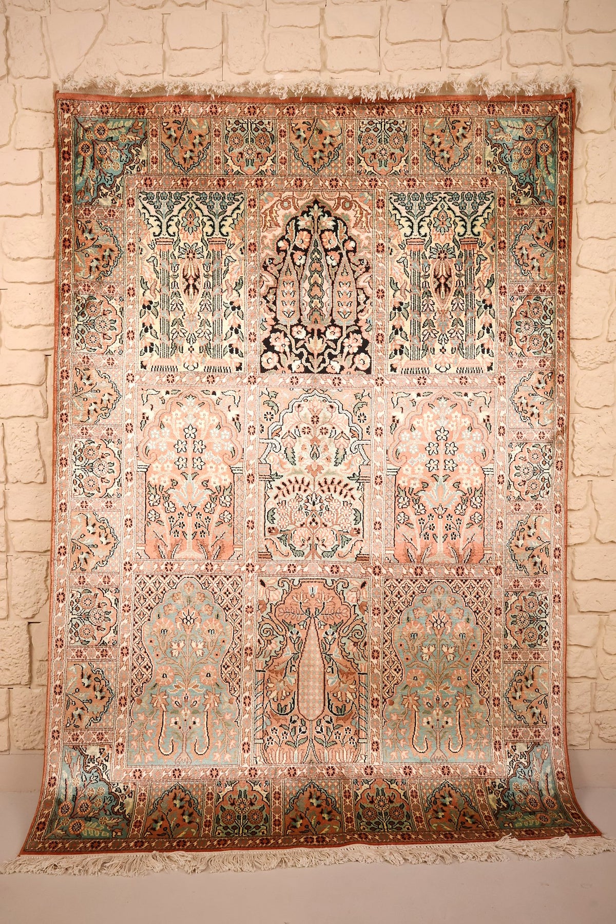Tapis Cachemire orange 182 × 124 cm en soie, vue d'ensemble des caissons fleuris