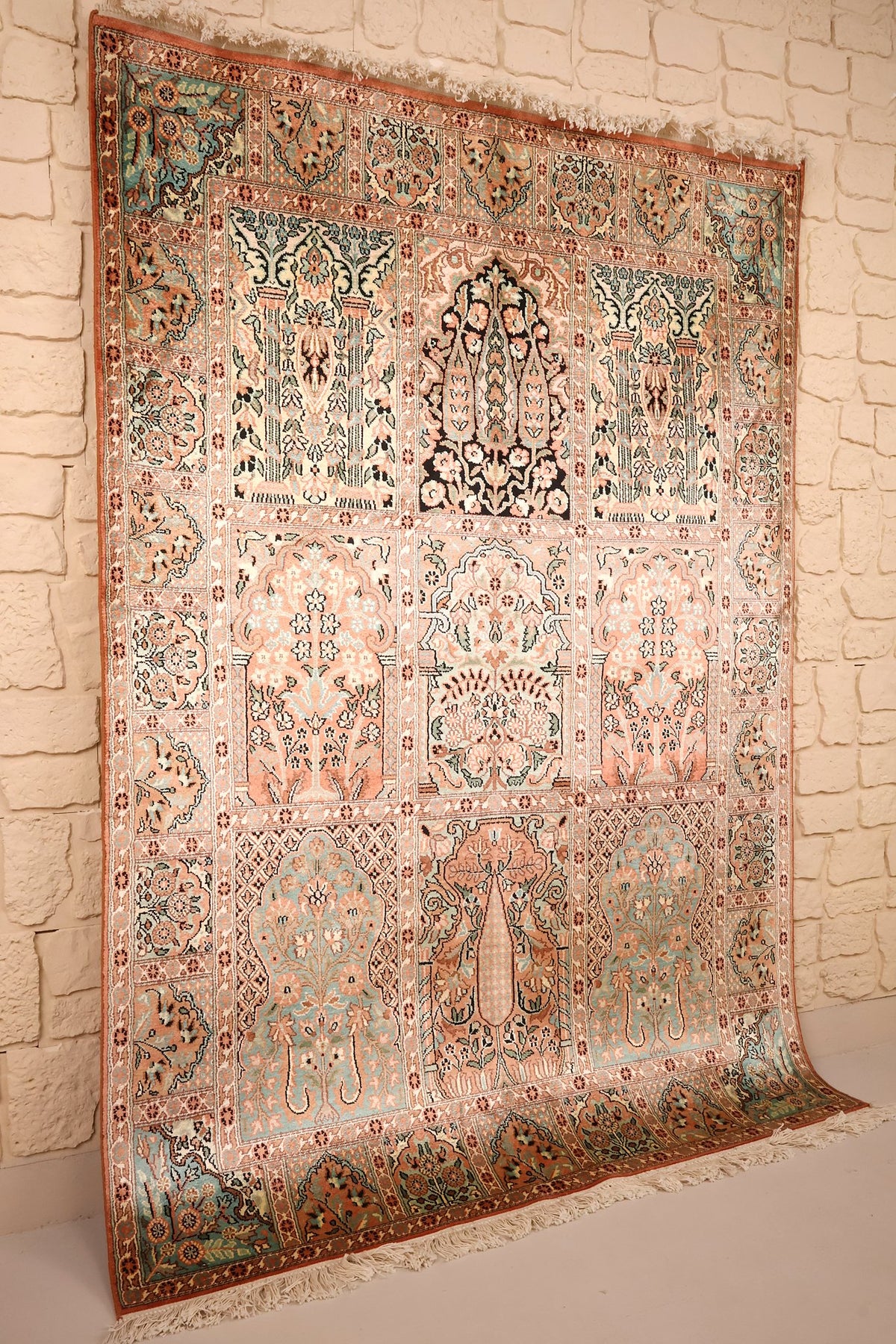 Tapis Cachemire en soie noué à la main, vue de biais sur les compartiments à vases