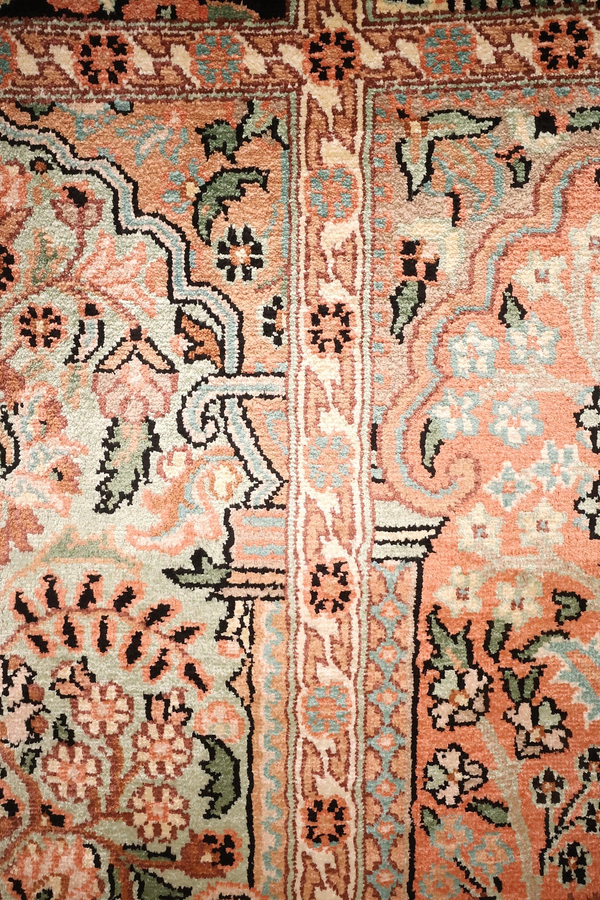 Détail d'un caisson orangé et vert d'eau du tapis Cachemire, arcade et bouquet