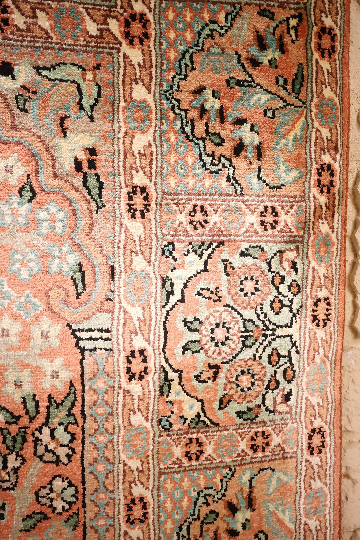 Rinceaux et rosettes du tapis Cachemire orange, détail des caissons fleuris