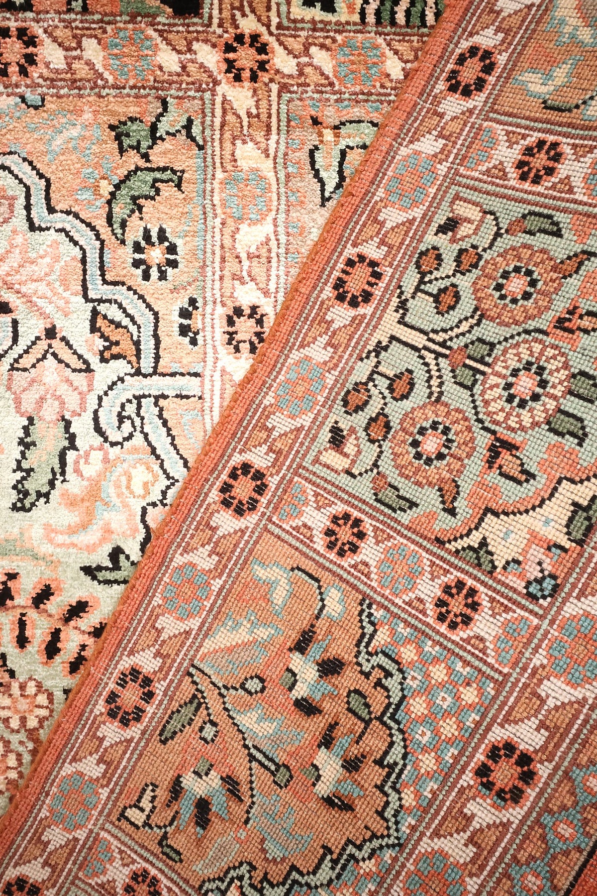 Bordures orangées et vertes à rosettes du tapis Cachemire en soie
