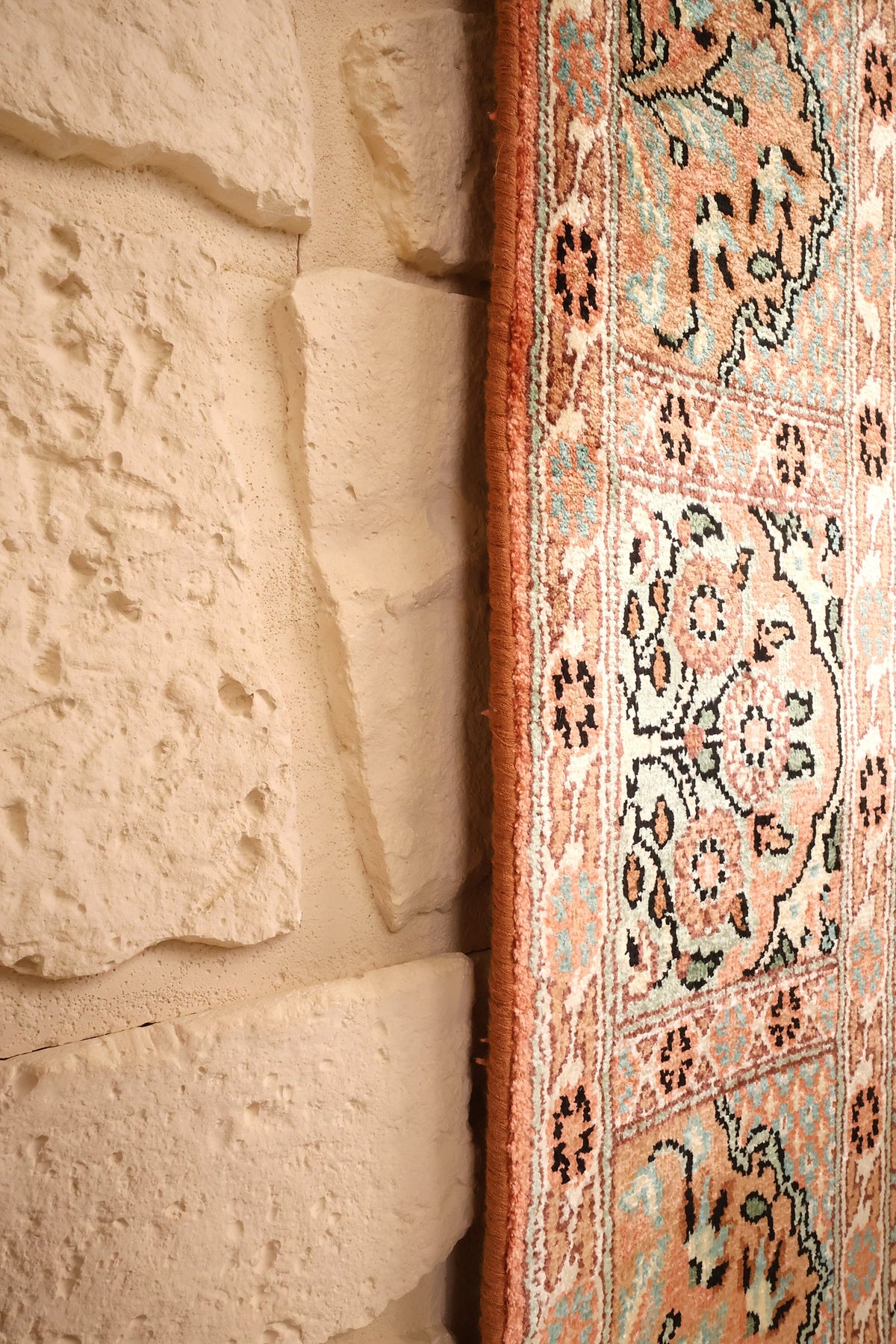 Lisière du tapis Cachemire orange, bordure à rinceaux vue de profil