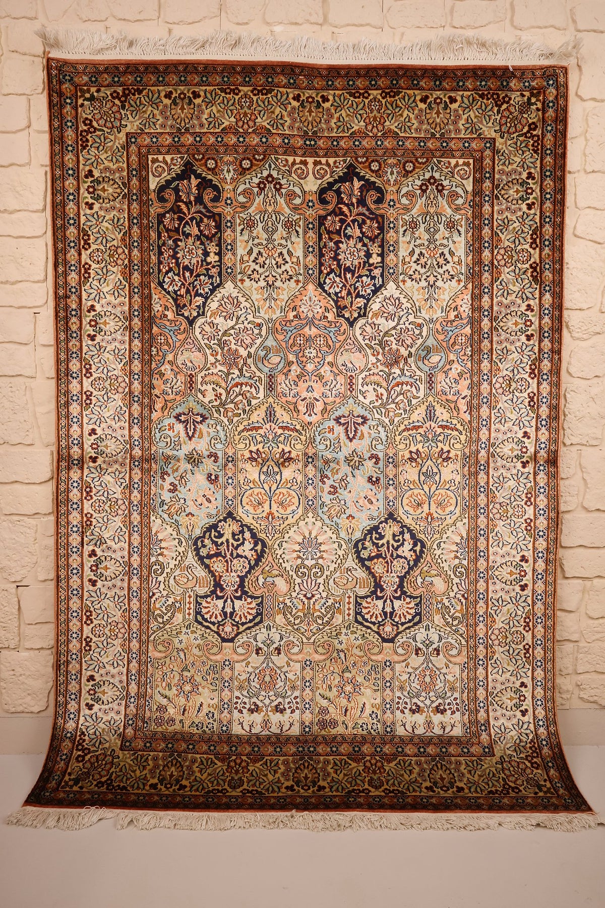 Tapis Cachemire beige en soie 182 × 125 cm, vue d'ensemble des compartiments ogivaux