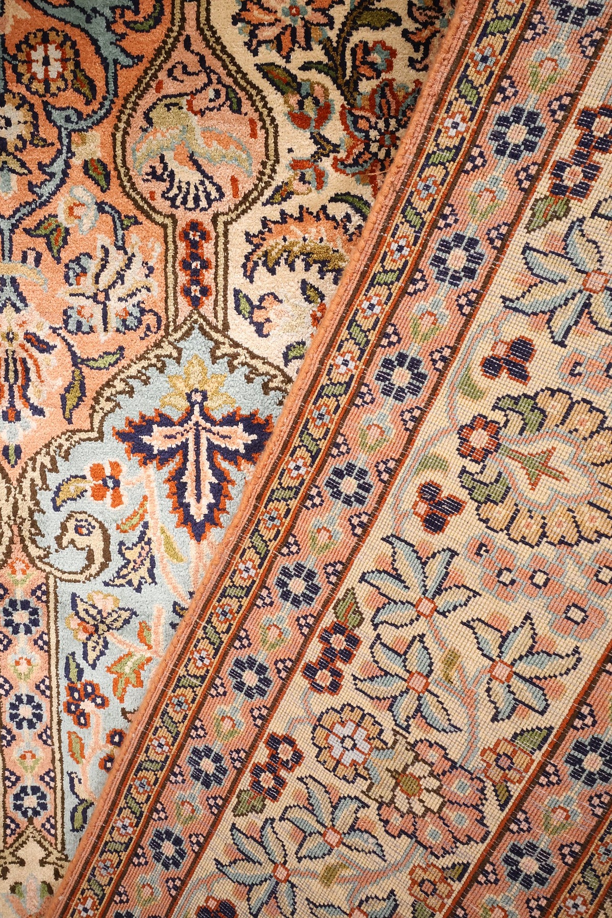 Tapis Cachemire en soie, galons étroits et bordure florale vus en diagonale
