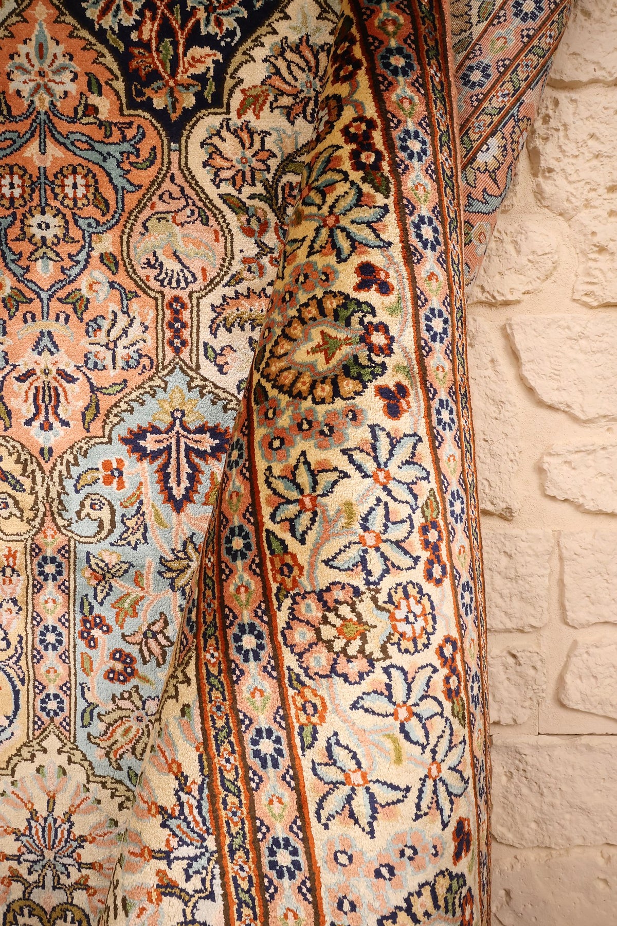 Lisière du tapis Cachemire beige, bordure fleurie et noué à la main en soie