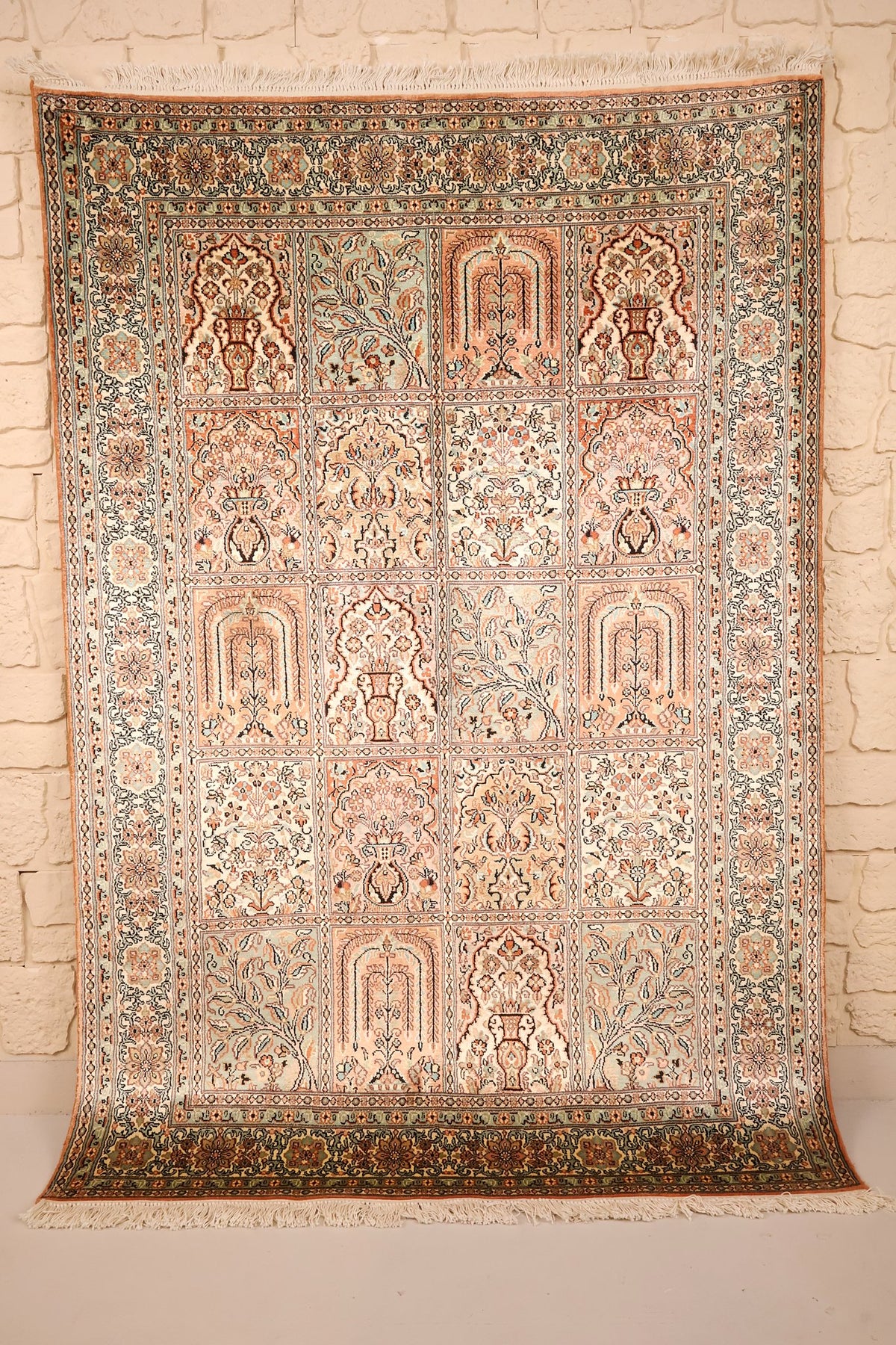Tapis Cachemire beige 182 × 125 cm, vue d'ensemble du champ en compartiments fleuris