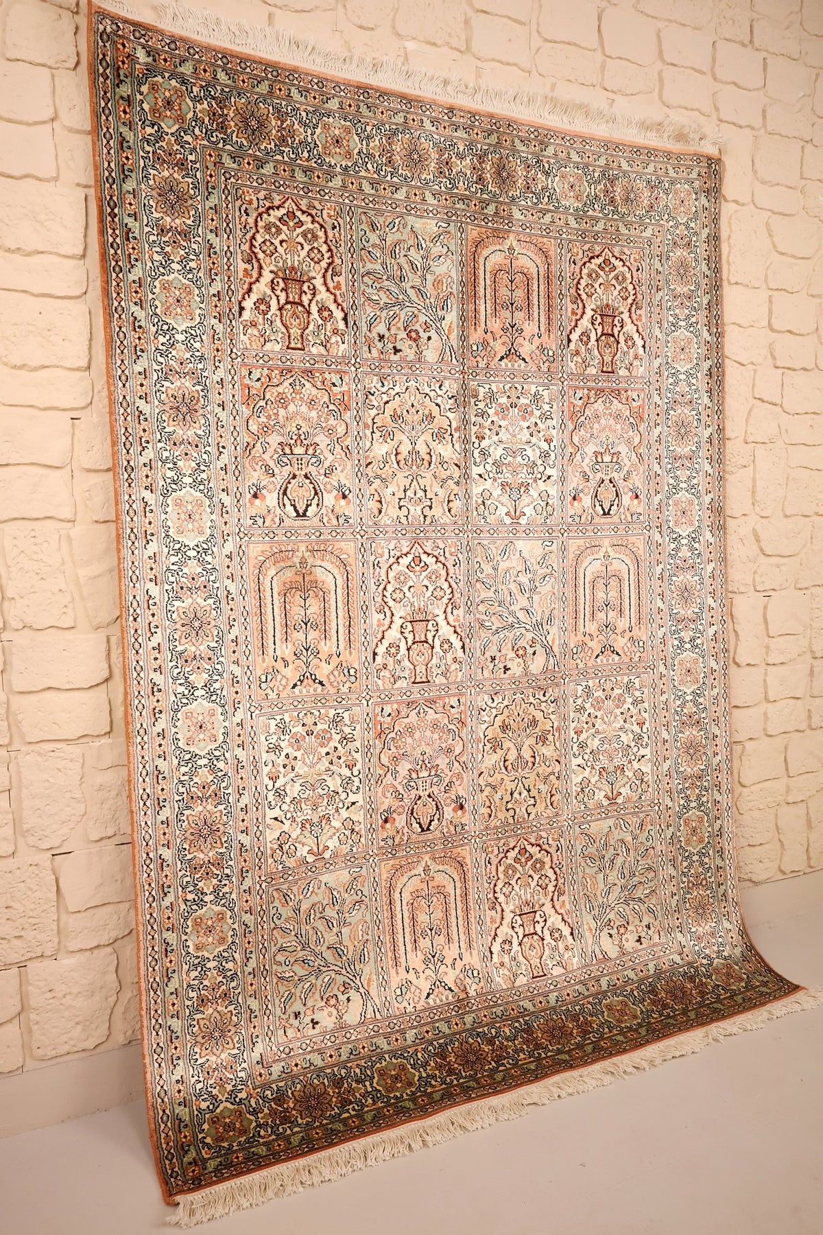 Tapis Cachemire en soie vu de biais, compartiments ivoire, rosés et vert clair