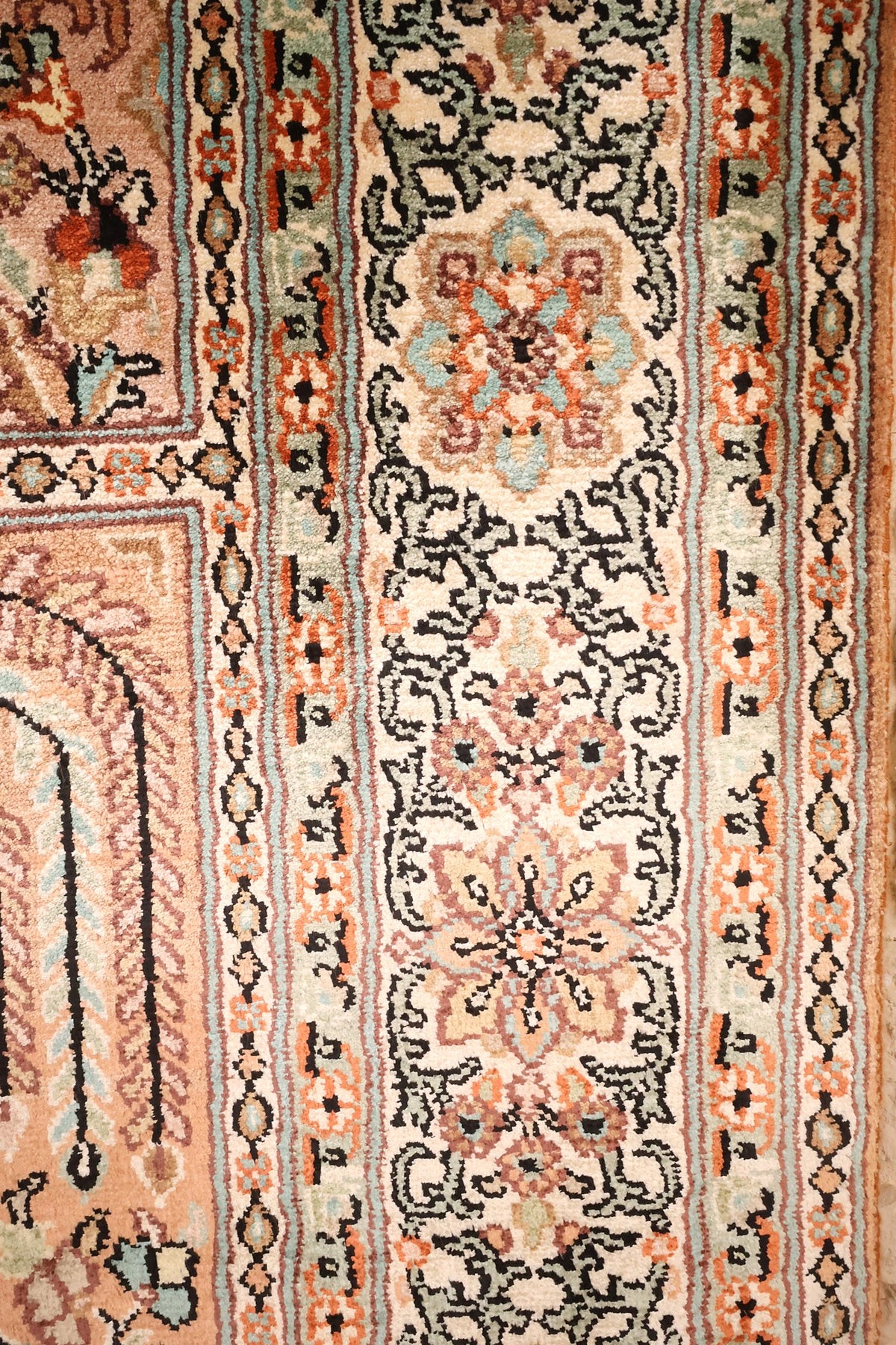 Bordure ivoire à palmettes et rosaces reliées par des rinceaux noirs, tapis Cachemire