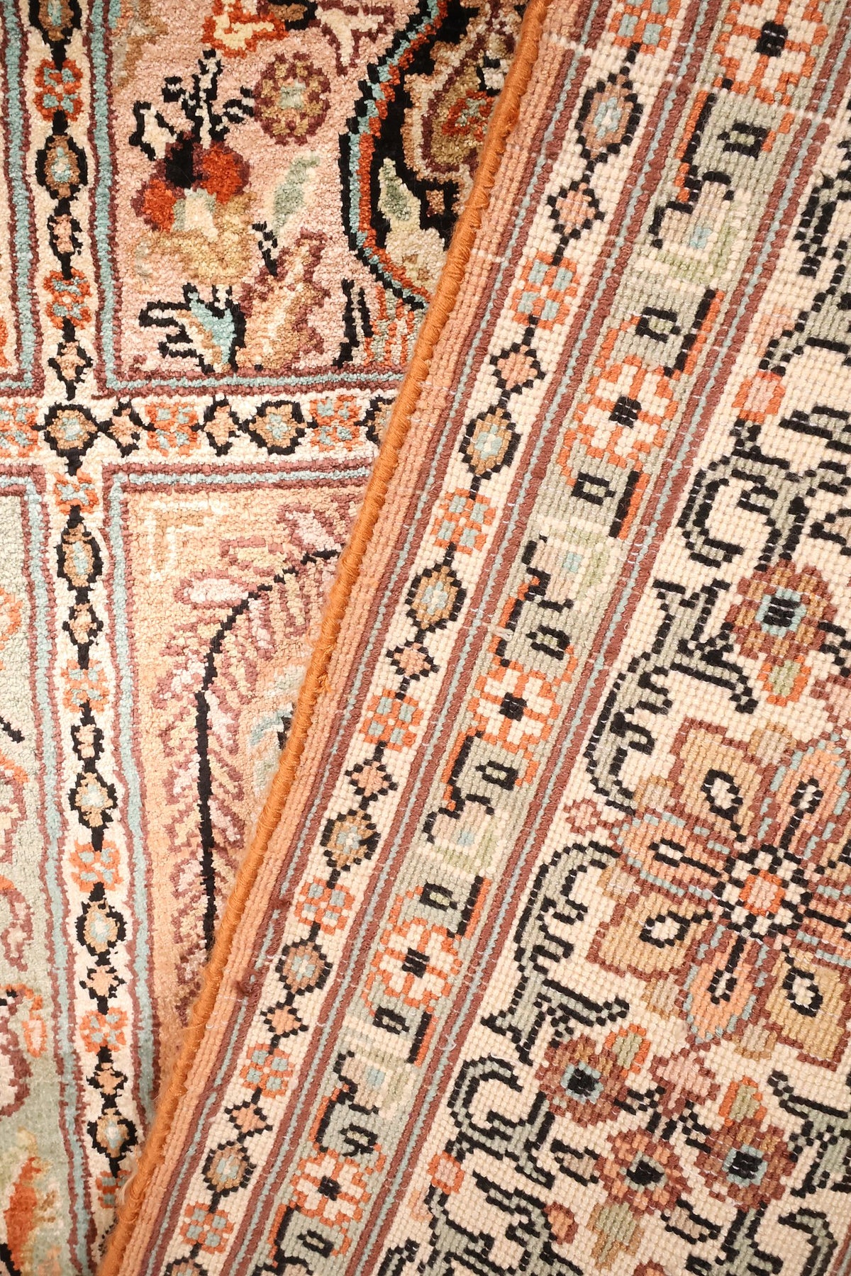 Coin replié du tapis Cachemire noué à la main, contre-bordures vertes et orangées