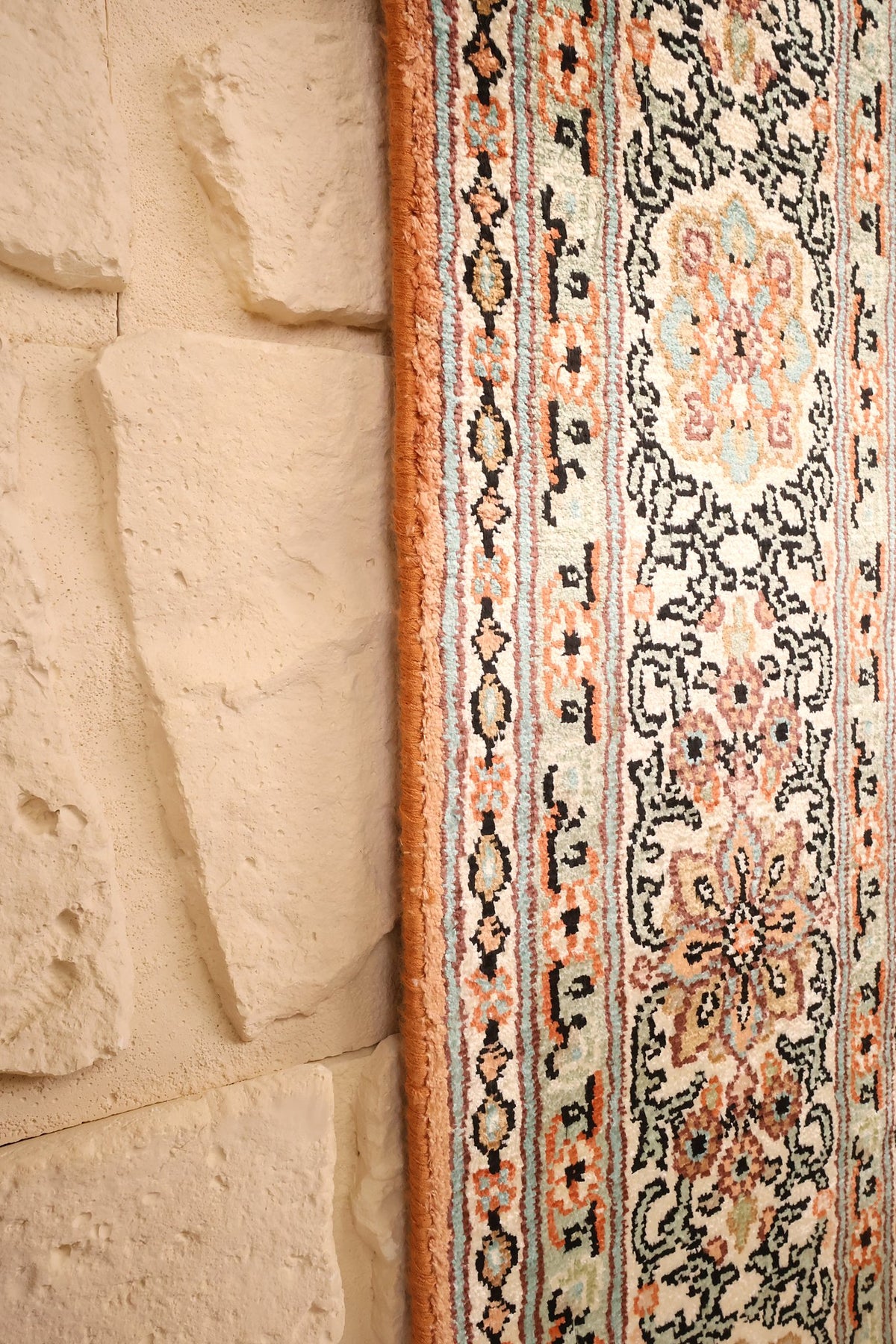 Lisière orangée du tapis Cachemire beige et vert, rosaces de la bordure principale