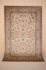 Tapis Cachemire en soie beige 182 × 128 cm, vue d'ensemble du semis floral ivoire
