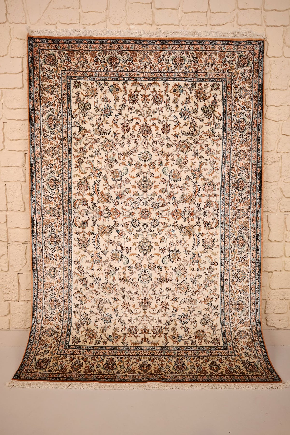 Tapis Cachemire en soie beige 182 × 128 cm, vue d'ensemble du semis floral ivoire