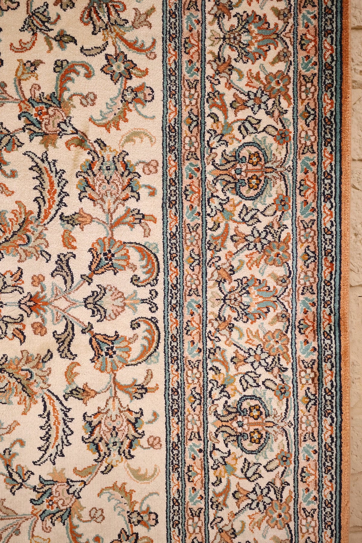 Bordure principale à fleurs et contre-bordures bleutées du tapis Cachemire