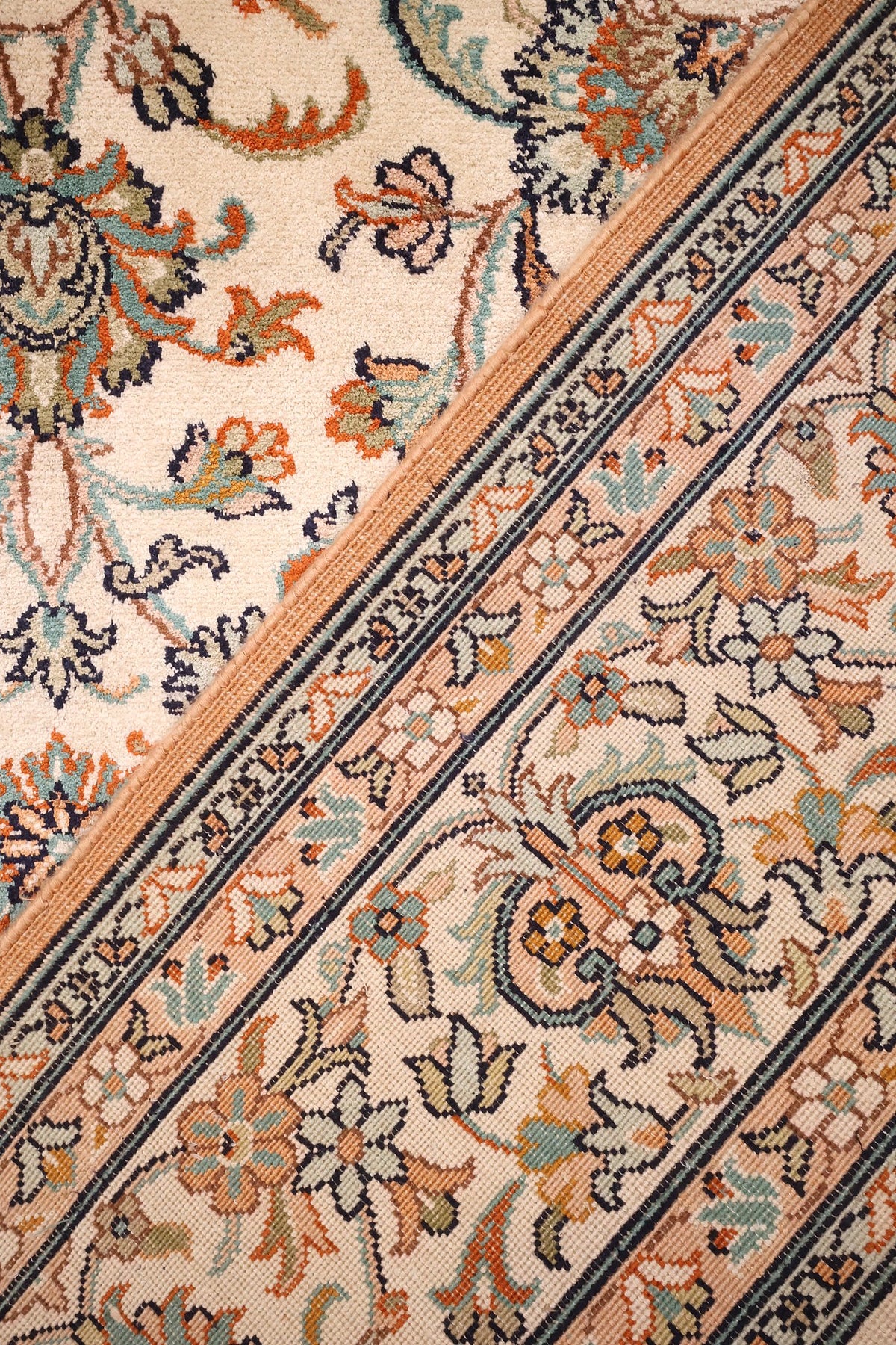 Tapis Cachemire noué à la main, détail replié du champ et de l'encadrement