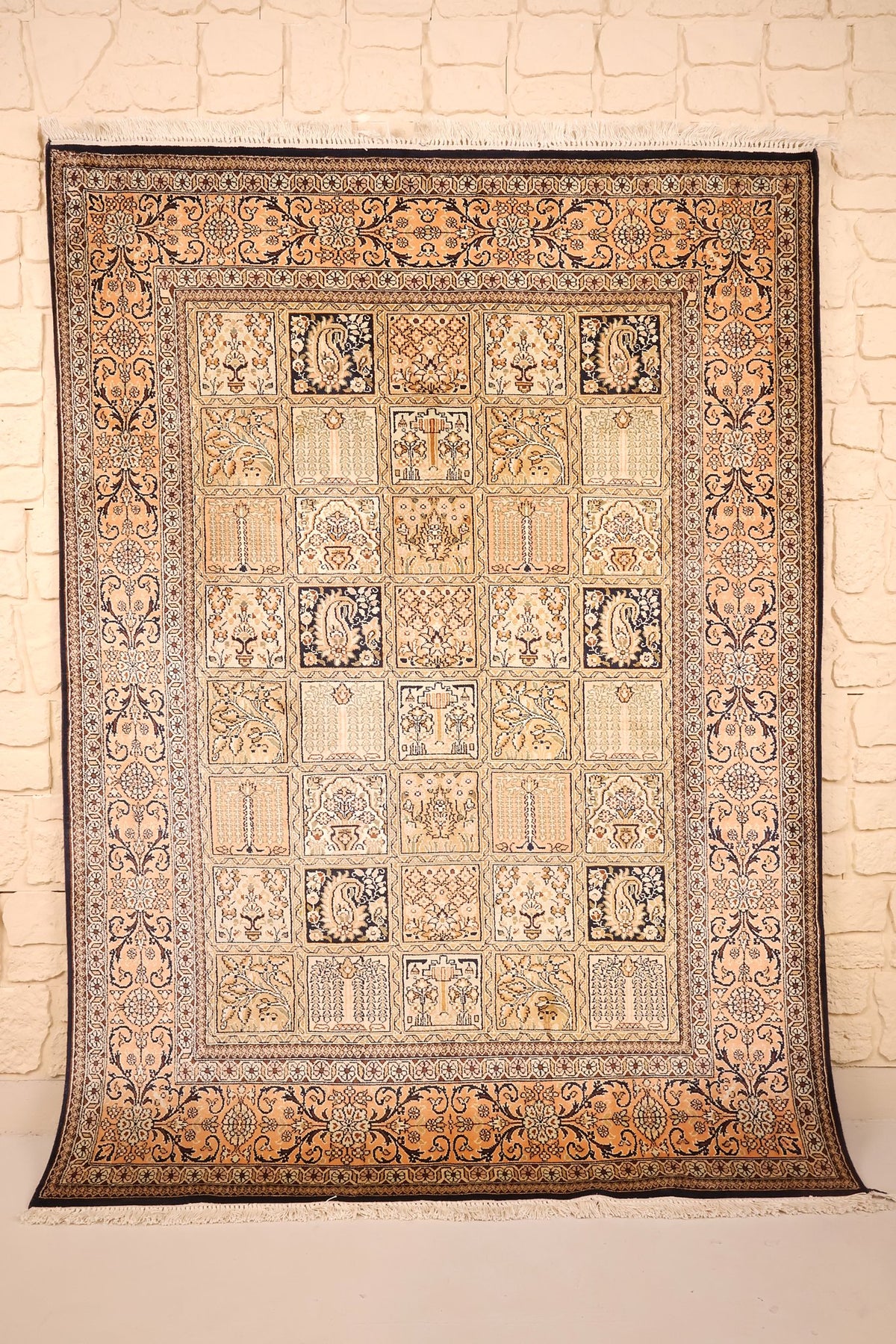 Tapis Cachemire beige en soie 182 × 133 cm, vue d'ensemble du champ à caissons fleuris