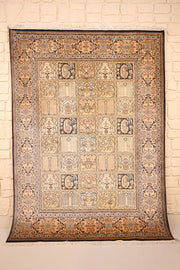 Tapis Cachemire beige en soie 182 × 133 cm, vue d'ensemble du champ à caissons fleuris