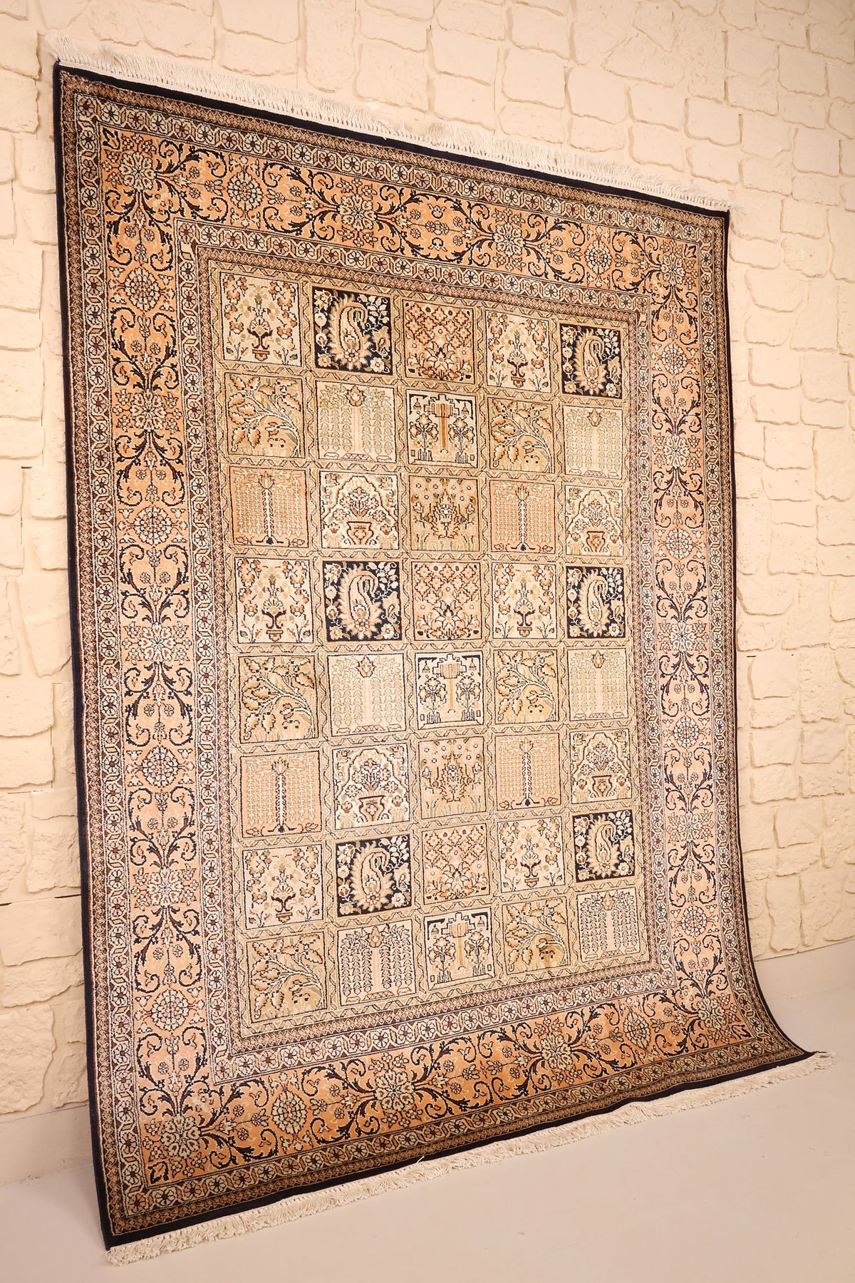 Tapis Cachemire beige et orange vu de biais, bordure saumon à palmettes bleu nuit
