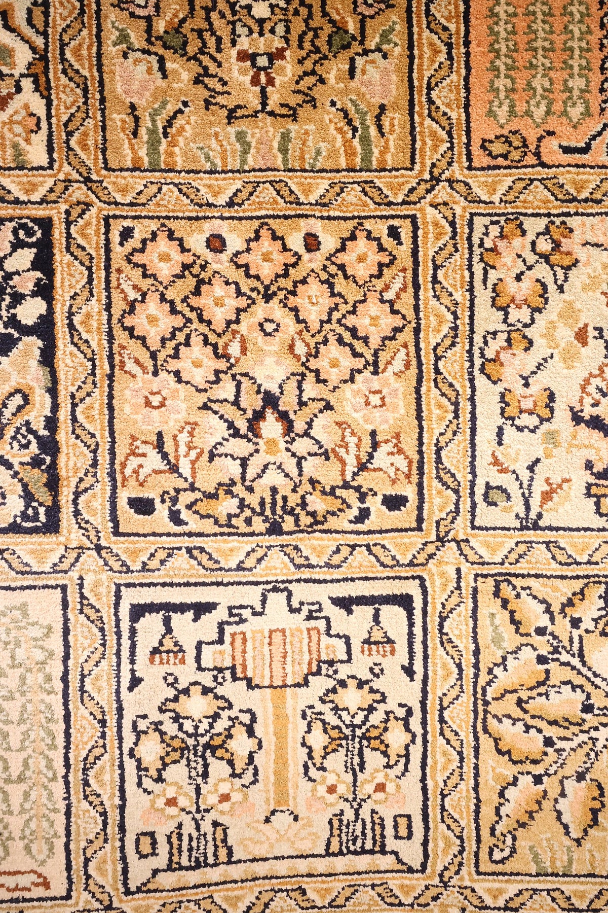 Détail des caissons à vases fleuris et arbustes du tapis Cachemire en soie
