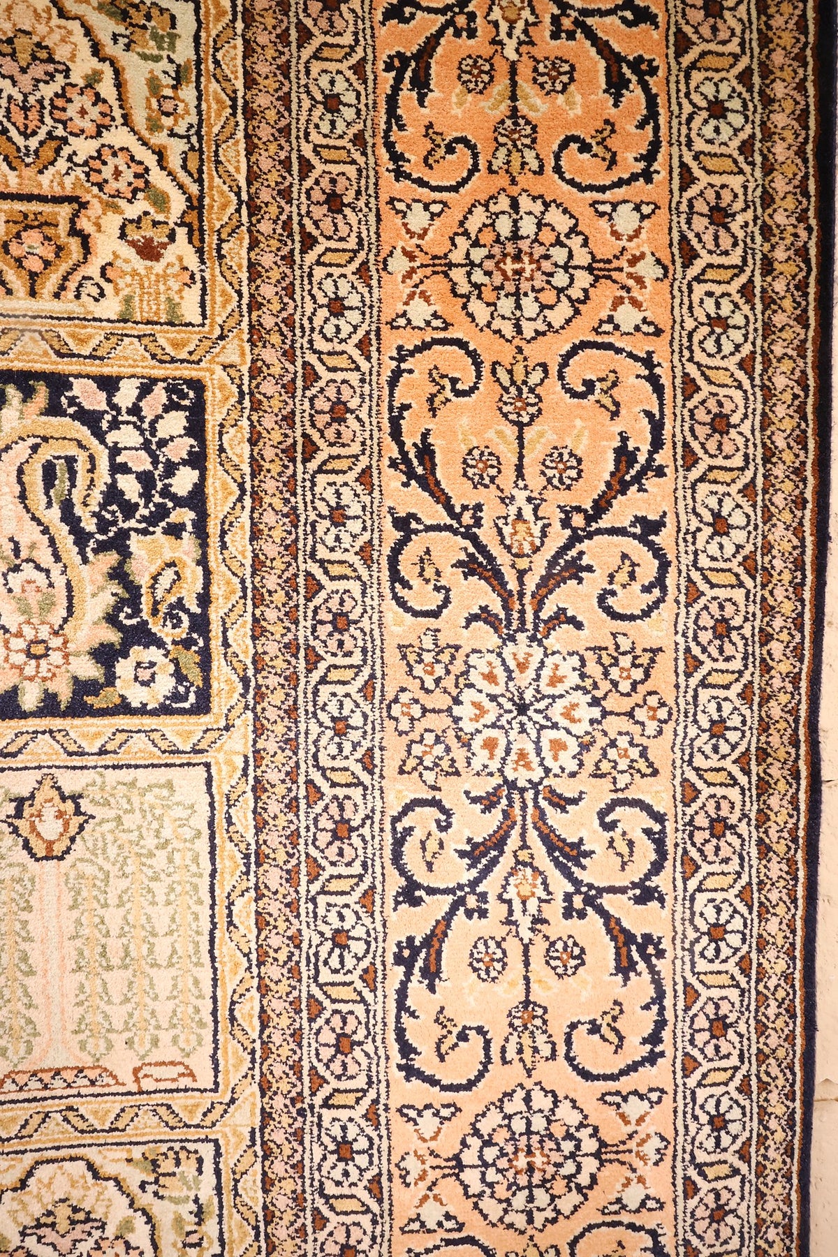 Bordure orangée à rinceaux bleu nuit et contre-bordures ivoire à fleurettes