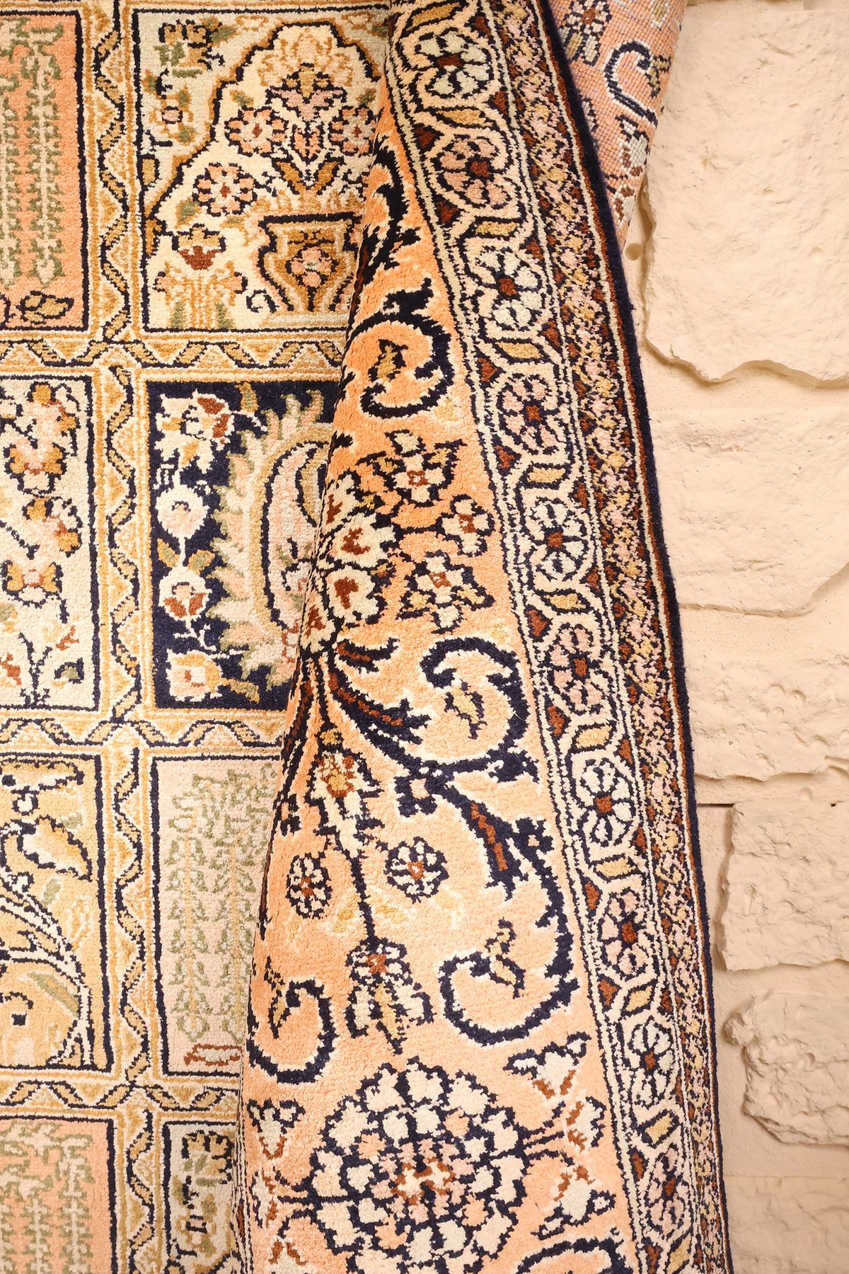 Coin replié du tapis Cachemire noué à la main, épaisseur et motif boteh visibles