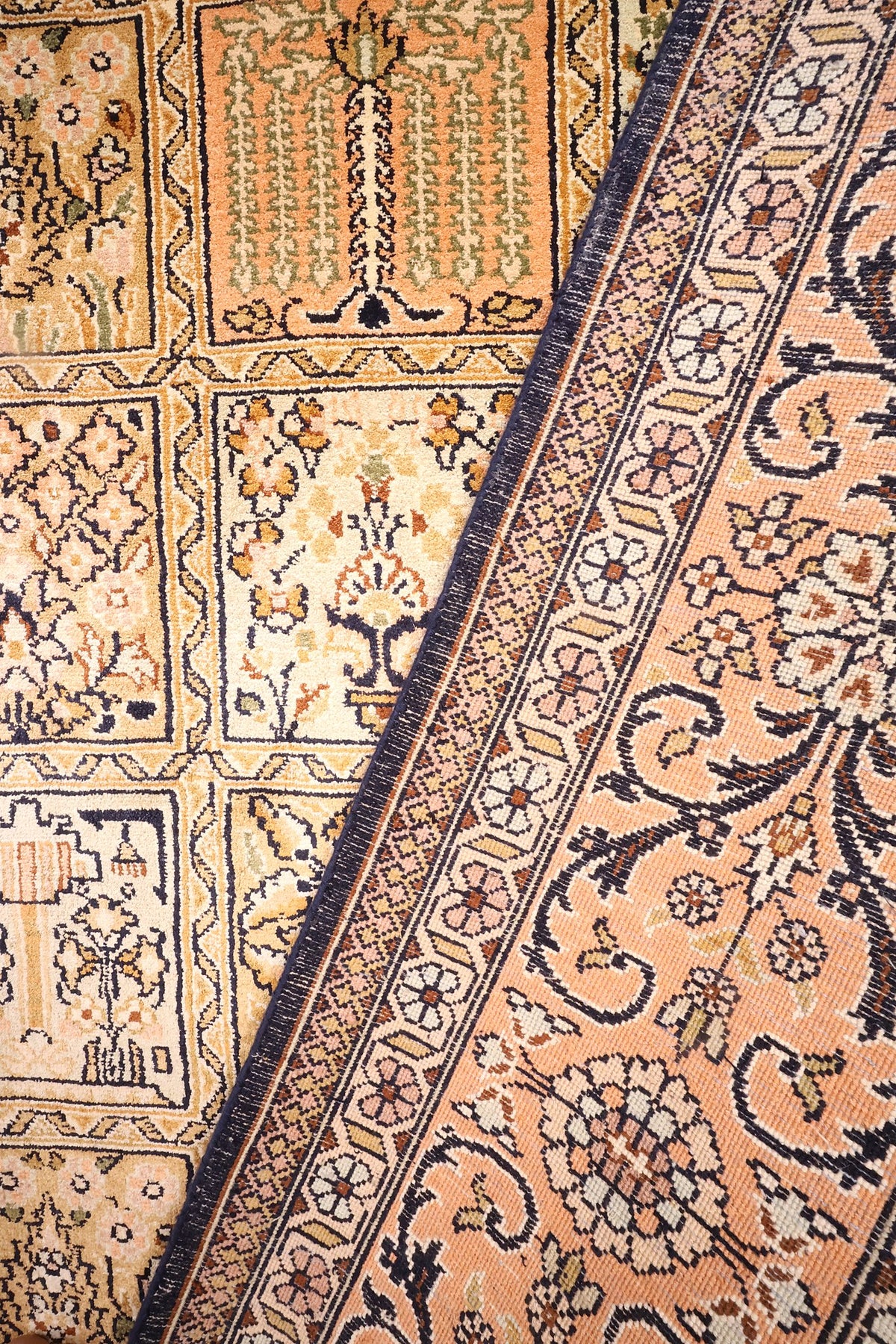 Envers du tapis Cachemire en soie, nœuds fins et dessin des caissons apparents
