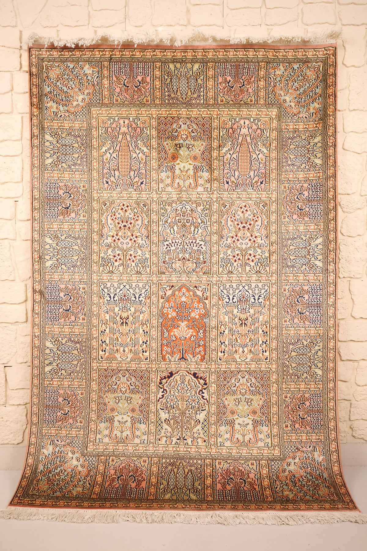 Tapis Cachemire beige 183 × 122 cm en soie, vue d'ensemble des caissons fleuris
