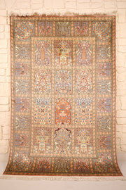 Tapis Cachemire beige 183 × 122 cm en soie, vue d'ensemble des caissons fleuris