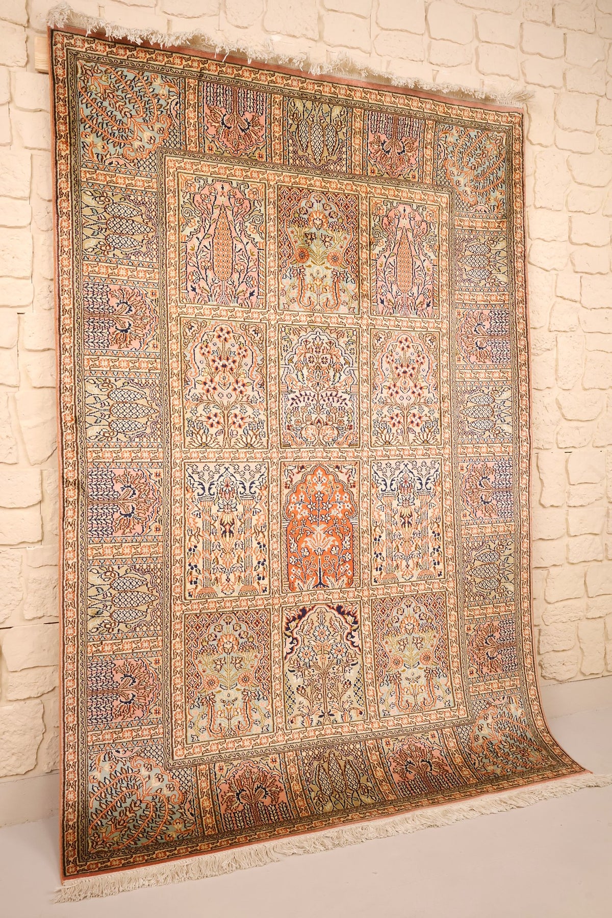 Tapis Cachemire en soie beige et orange, vue de biais du champ à caissons