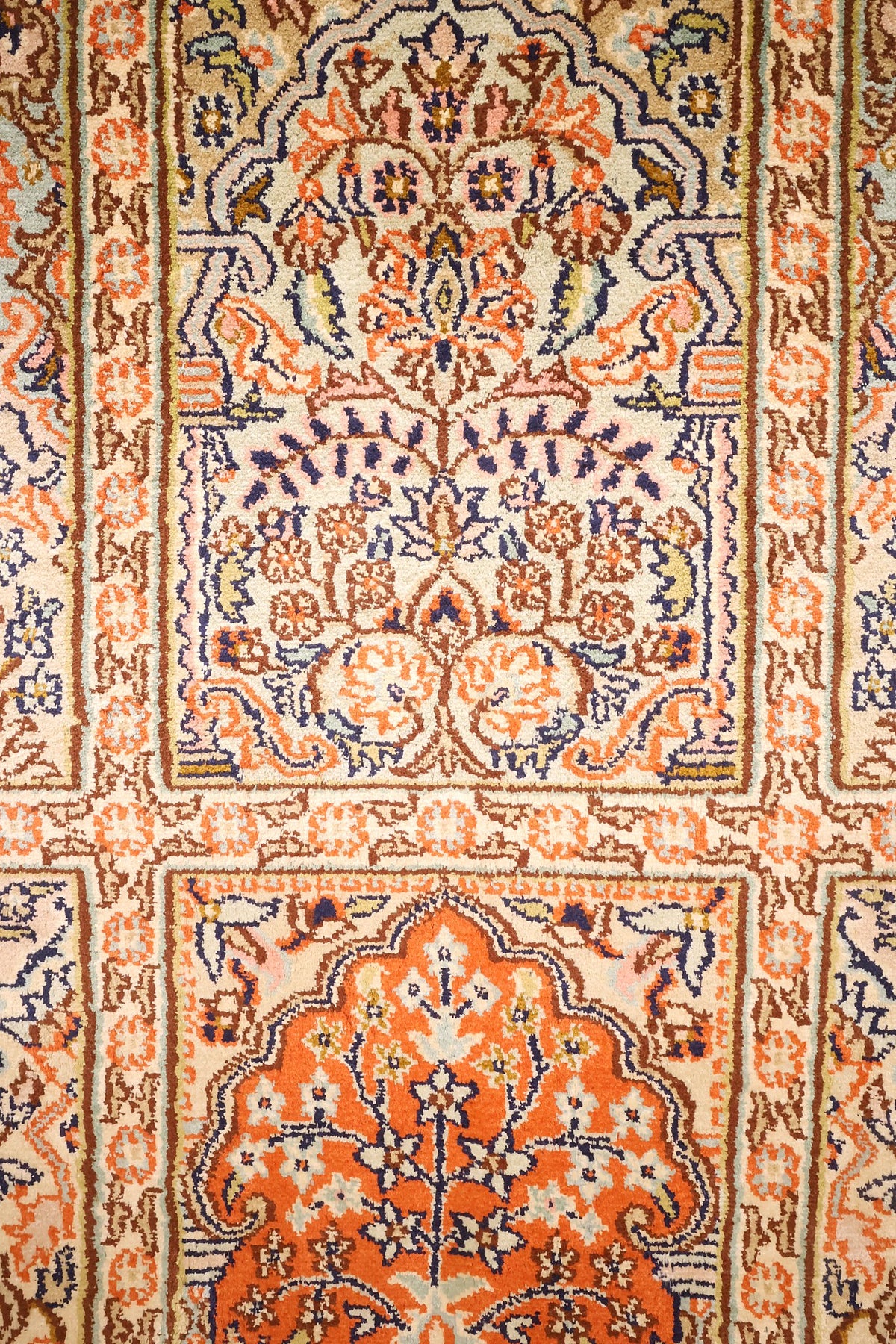 Détail d'un caisson orange à arbre fleuri du tapis Cachemire beige