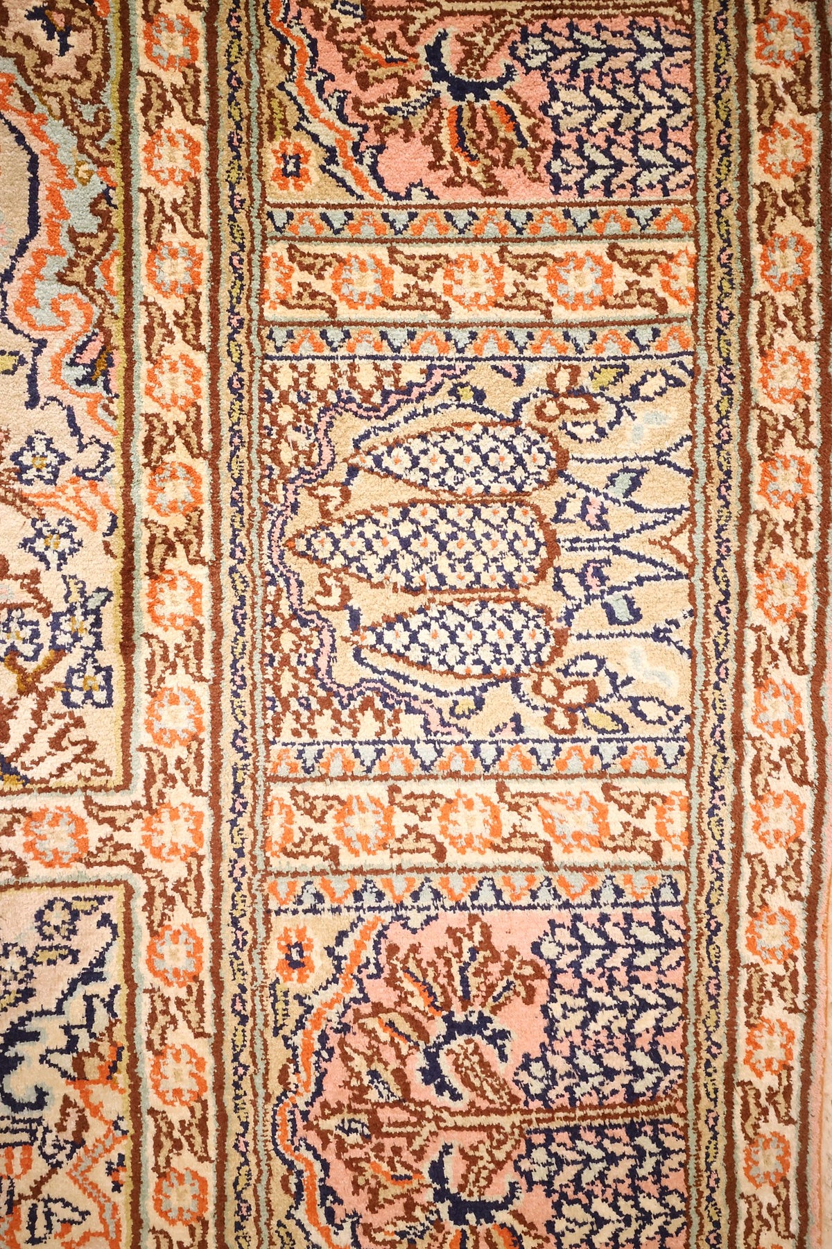 Bordure beige à guirlande florale et boteh du tapis Cachemire en soie