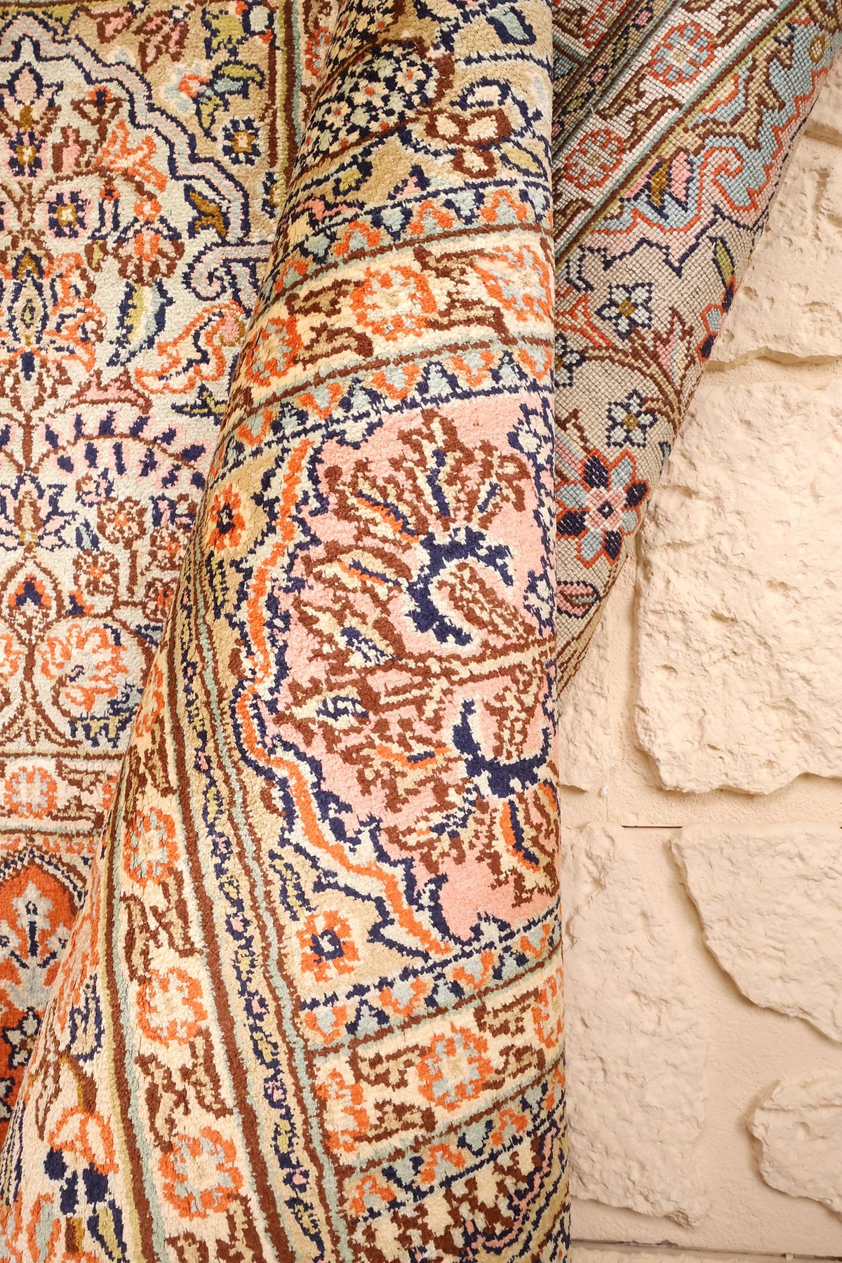 Coin replié du tapis Cachemire noué main, panneau rose et envers visible