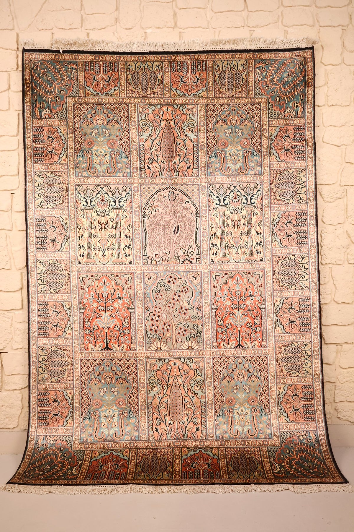 Tapis Cachemire rose 183 × 122 cm, vue d'ensemble du champ à cases fleuries