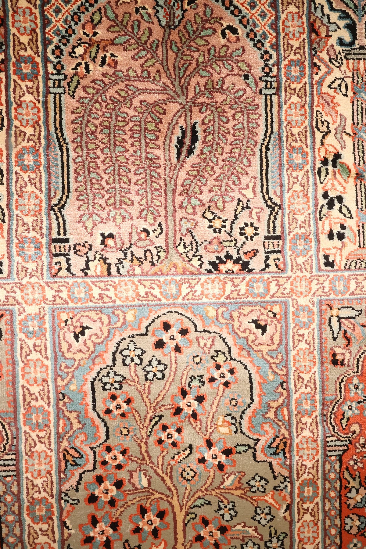 Détail des arbres fleuris sous arcades, fonds rose saumon et vert d'eau