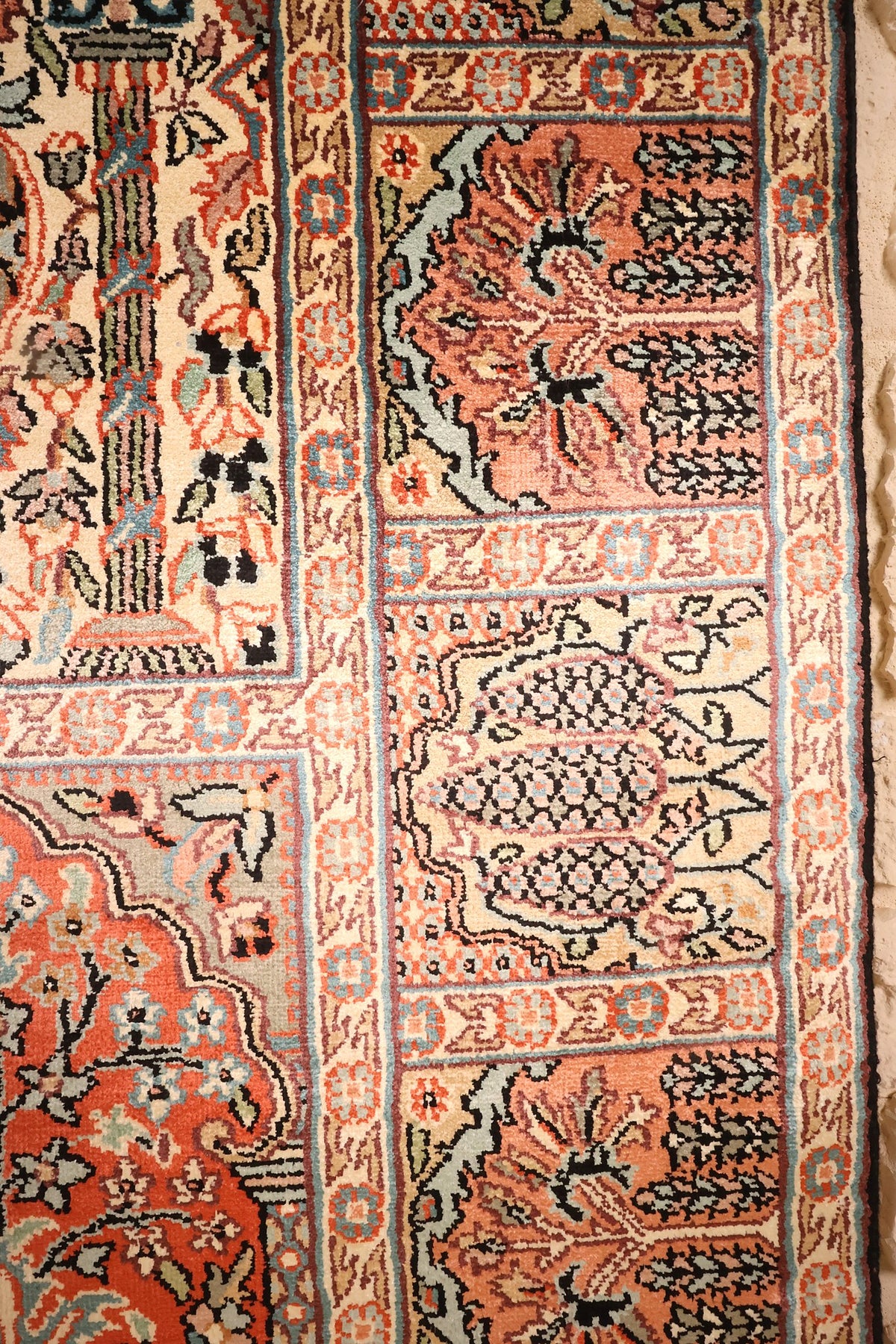 Bordure ivoire à rosettes et contre-bordures du tapis Cachemire rose