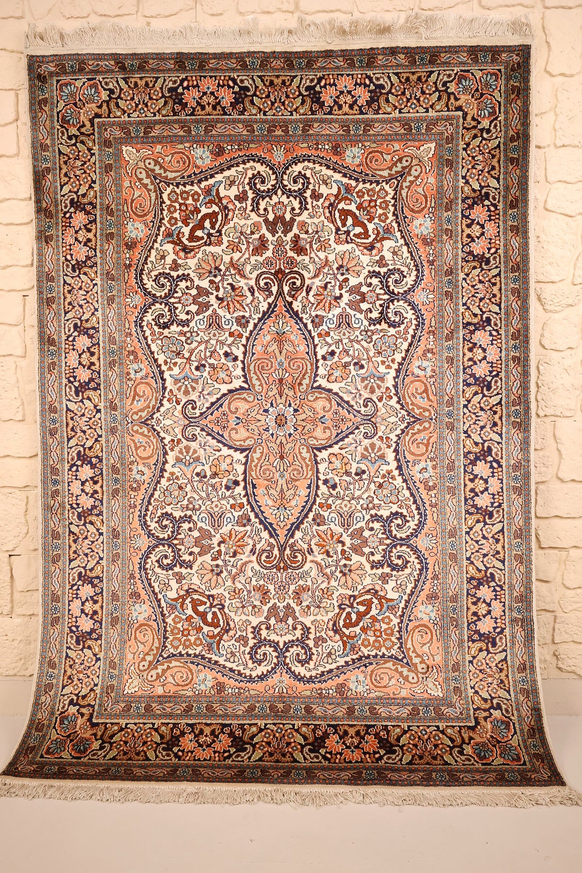 Tapis Cachemire beige 183 × 124 cm en soie, vue d'ensemble du médaillon losangé